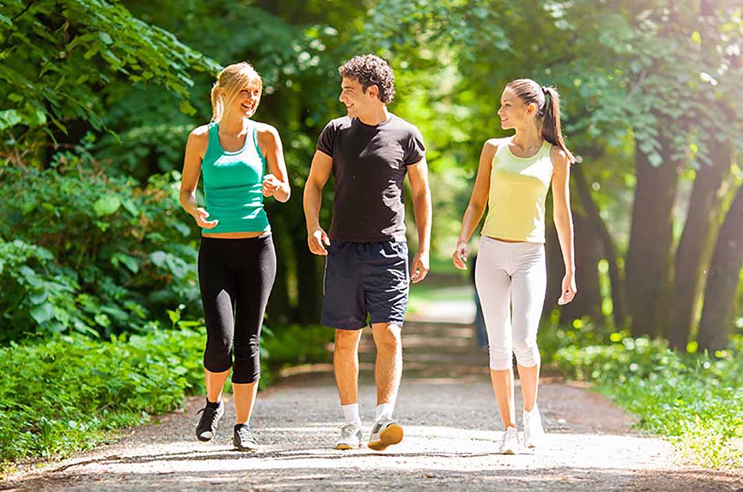 Bệnh nhân mất ngủ có nên đi bộ vào buổi tối?